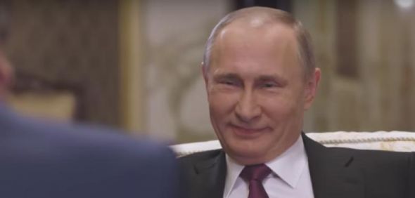 „Warum hat Russland die Wahl gehackt?“ Putin schmunzelt